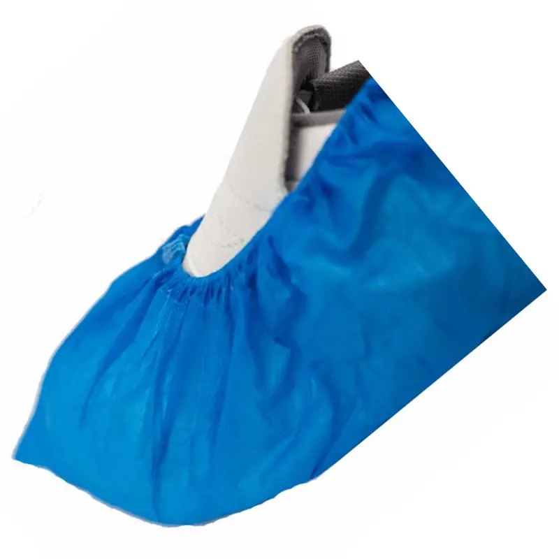Zapatilla cubierta con un cubre calzado desechable de color azul ajustado mediante goma elástica.