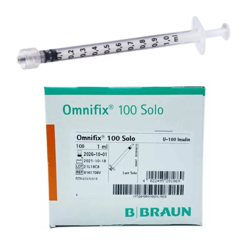 Caja de jeringas de insulina B Braun Omnifix 100 Solo de 1 ml junto a una jeringa transparente individual sobre fondo blanco.