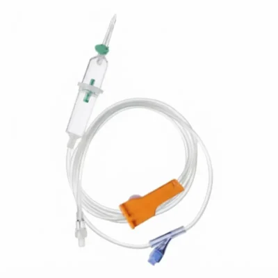 Bolsa de 10 unidades de perfusores Intrafix Primeline sin látex de B. Braun sobre fondo blanco para infusión intravenosa.