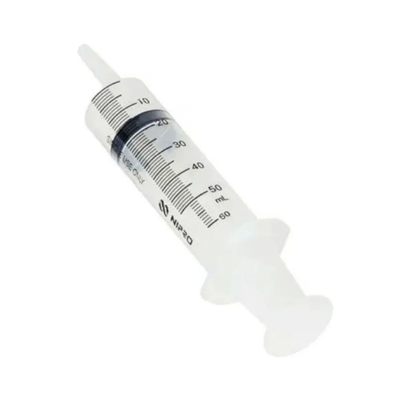 Jeringa de alimentación Nipro de 60 ml transparente con graduación en negro sobre un fondo blanco aislado.