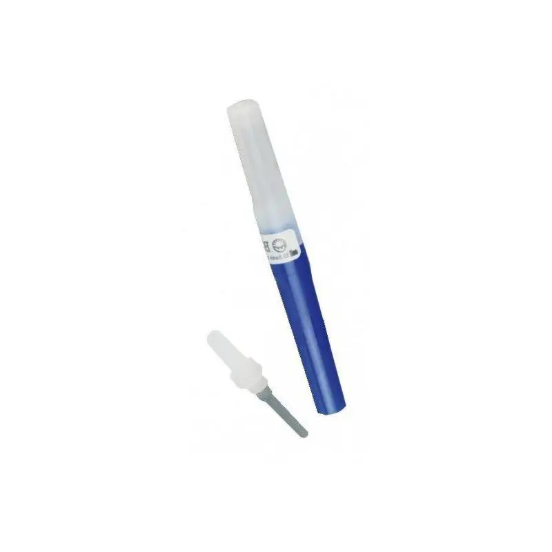 Adaptador Luer azul para extracción múltiple BD Vacutainer junto a una aguja con capuchón protector sobre fondo blanco.