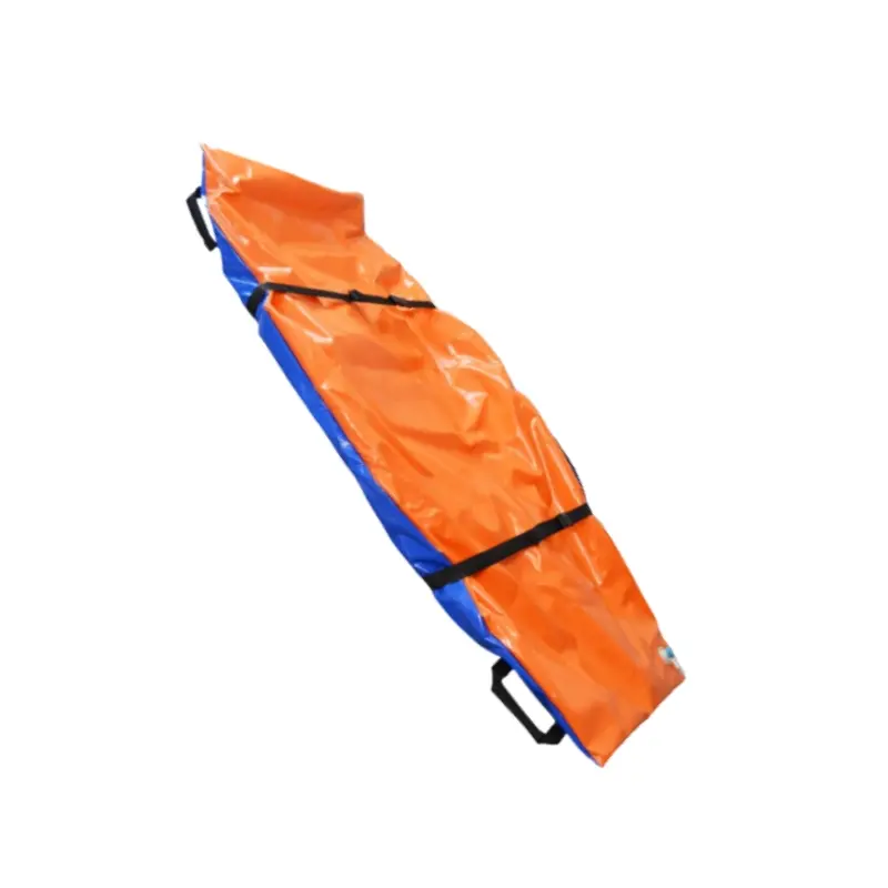 Colchón de vacío de emergencia en colores naranja y azul con correas de sujeción sobre fondo blanco.