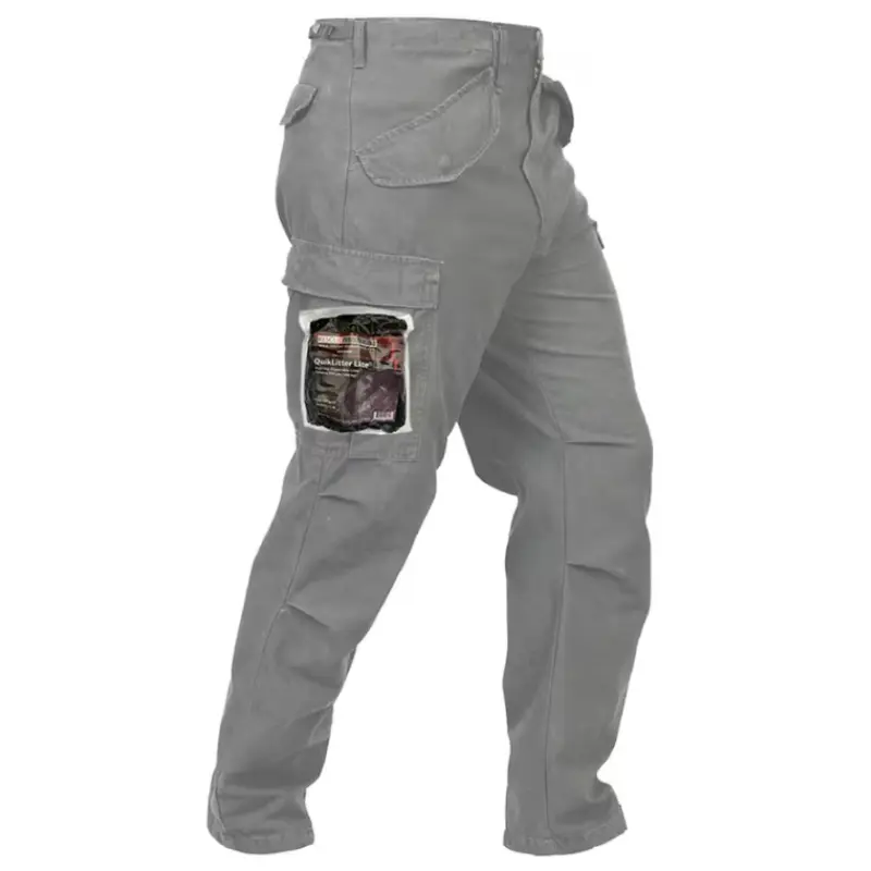 Bolsa compacta de la camilla de extracción rápida QuikLitter Lite guardada dentro del bolsillo cargo de un pantalón militar.
