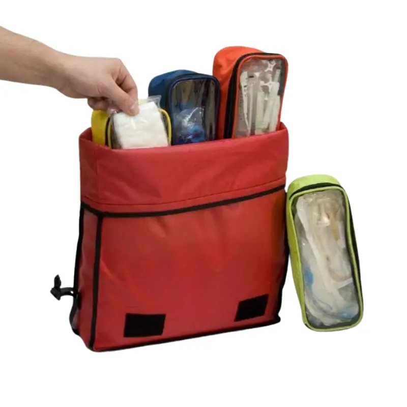Mano sacando material médico de una de las bolsas organizadoras transparentes de un botiquín bandolera SAIL.