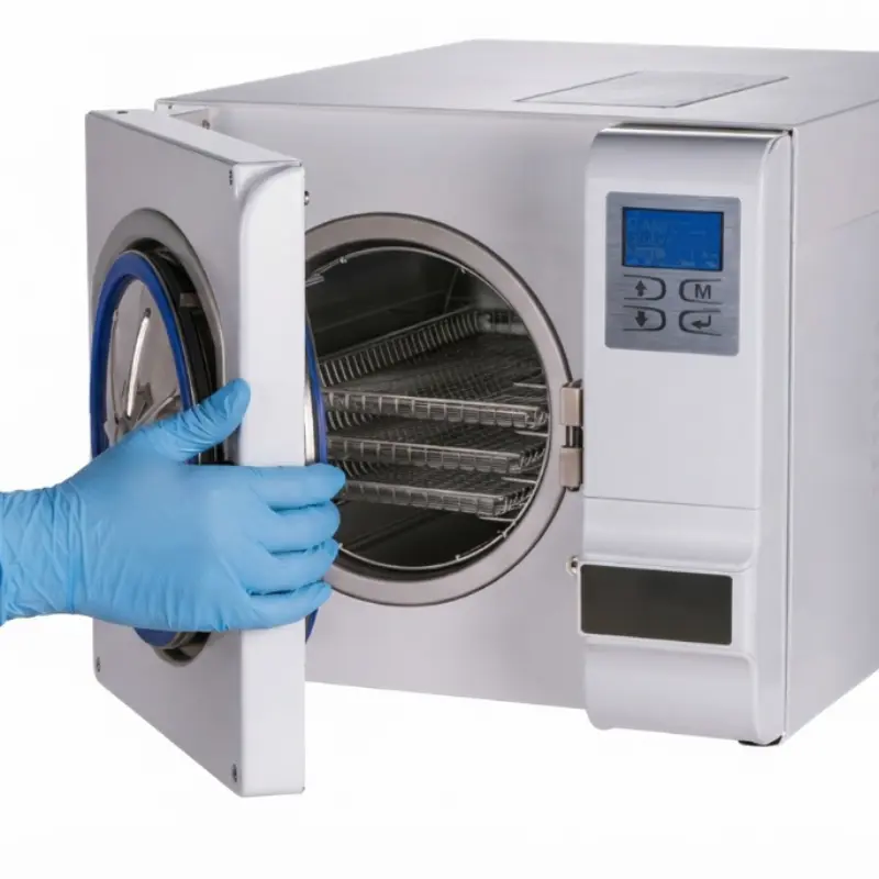 Operador con guantes azules abriendo la puerta frontal de un autoclave Icanclave clase B de 12 litros.
