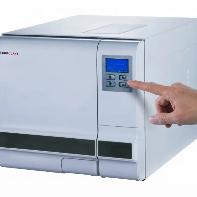Mano de un operador interactuando con el panel táctil y la pantalla digital de un autoclave Icanclave de 12 litros.
