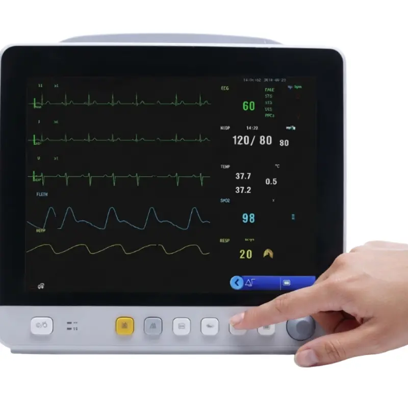 Dureza y precisión en pantalla: mano interactuando con los controles de un monitor multiparamétrico de 12 pulgadas E12.