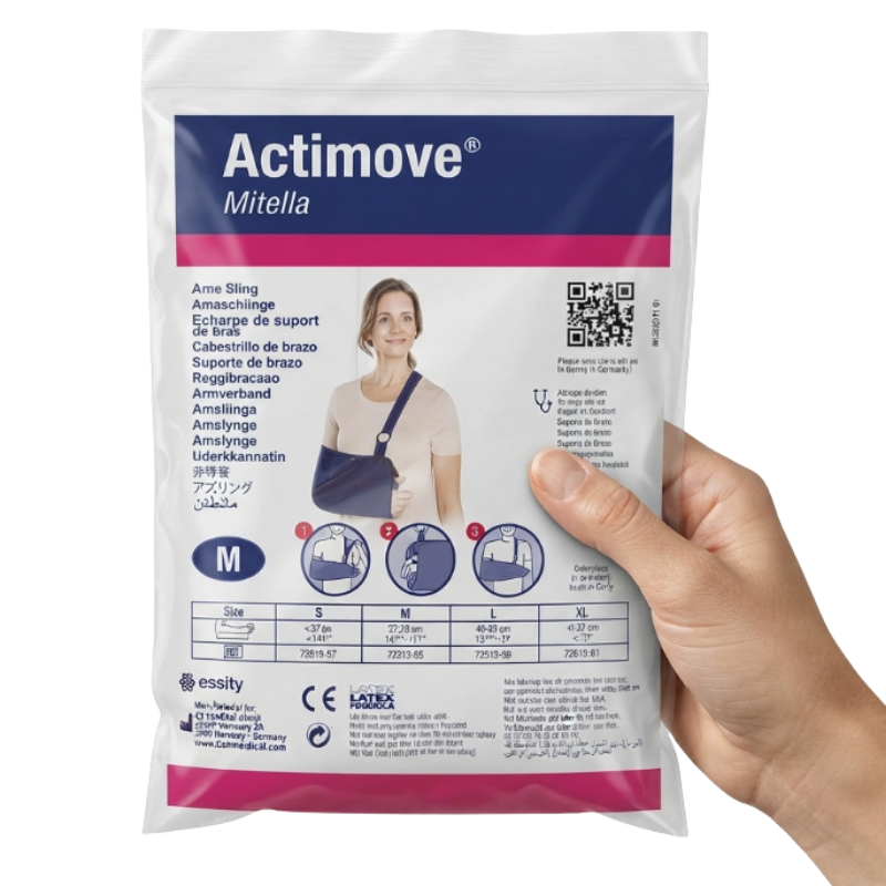 Bolsa de plástico transparente con el etiquetado del cabestrillo Actimove Mitella Talla M sostenida por una mano.