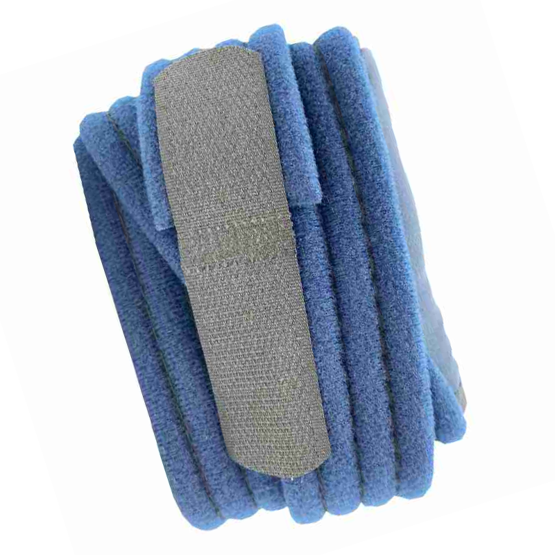 Cabestrillo tubular Actimove Mitella enrollado en color azul con cierre de velcro gris central para inmovilización.