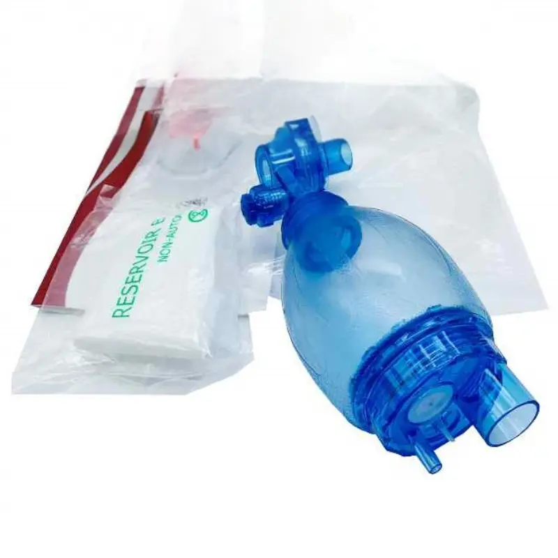 Resucitador manual pediátrico azul transparente junto a su bolsa de reserva de oxígeno sobre un fondo blanco.