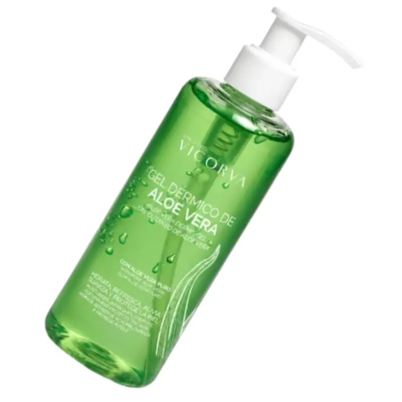 Envase de plástico transparente con dosificador blanco de gel dérmico de aloe vera VICORVA de 250 ml sobre fondo blanco.