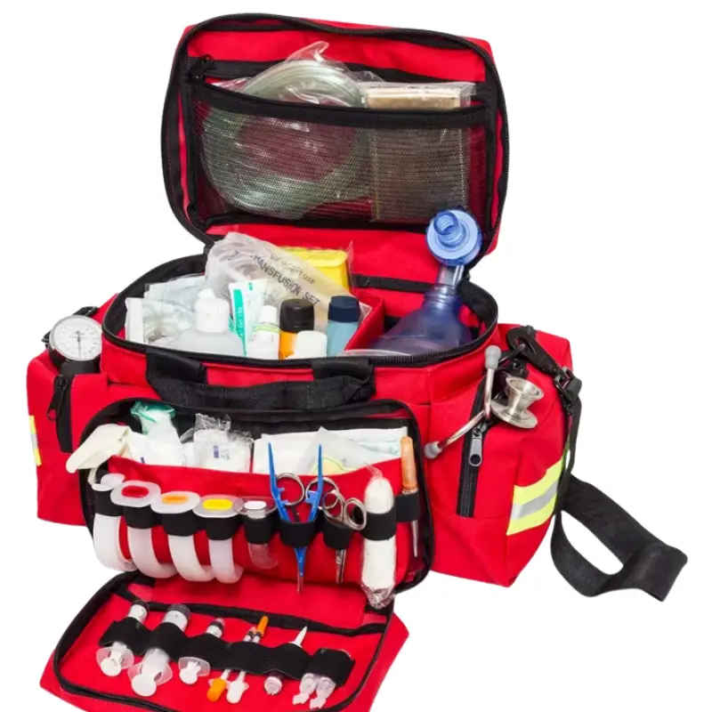 Interior abierto de una bolsa ligera de emergencias roja con ampulario, compartimentos de rejilla y material sanitario organizado.
