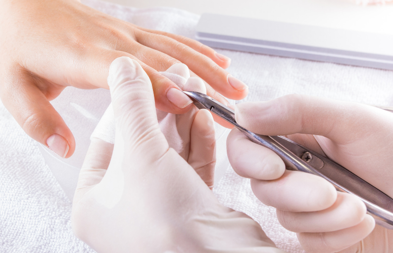 Los investigadores descubrieron que cuando se vuelve a usar los instrumentos de manicura sin limpiarlos y desinfectarlos debidamente, pueden ser fuentes potenciales de contagio de hepatitis