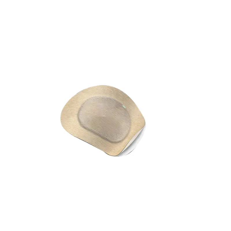 Parche ocular infantil beige Leukoplast Eye Occlusor con forma anatómica y borde adhesivo sobre fondo blanco.