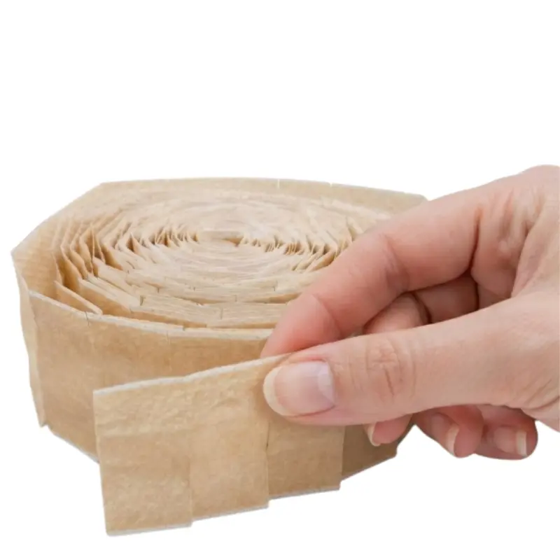 Mano despegando una de las tiras adhesivas EUROSTRIPS de color piel dispuestas en rollo sobre fondo blanco.