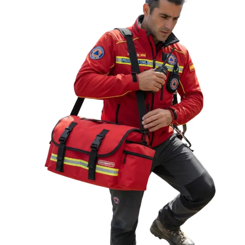 Sanitario rescatador con chaqueta roja y pernera portando la bolsa ligera SOFT colgada al hombro en exterior.