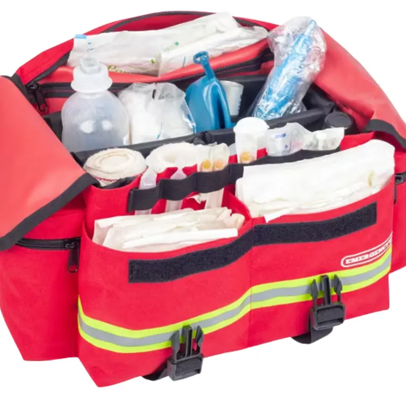 Interior de la bolsa ligera SOFT de emergencias abierta mostrando compartimentos organizados con ampollarios y material sanitario.