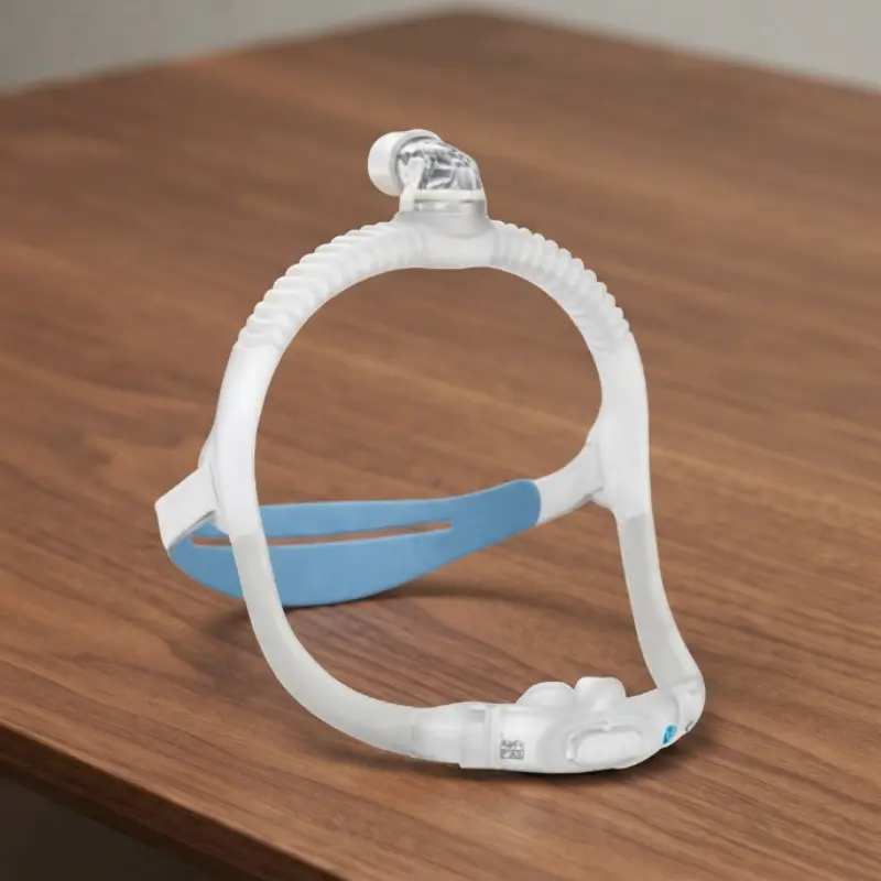 Máscara de contacto mínimo ResMed AirFit P30i dispuesta sobre una superficie de madera clara para terapia respiratoria.