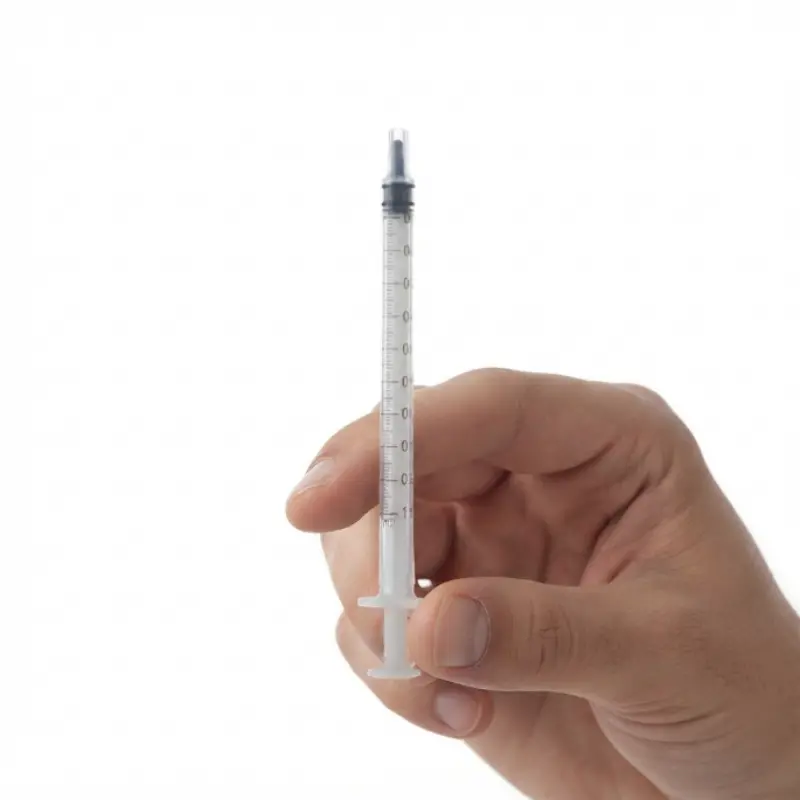 Mano sosteniendo una jeringa de insulina Icoplus3 de 1 ml sin aguja con escala milimétrica detallada.