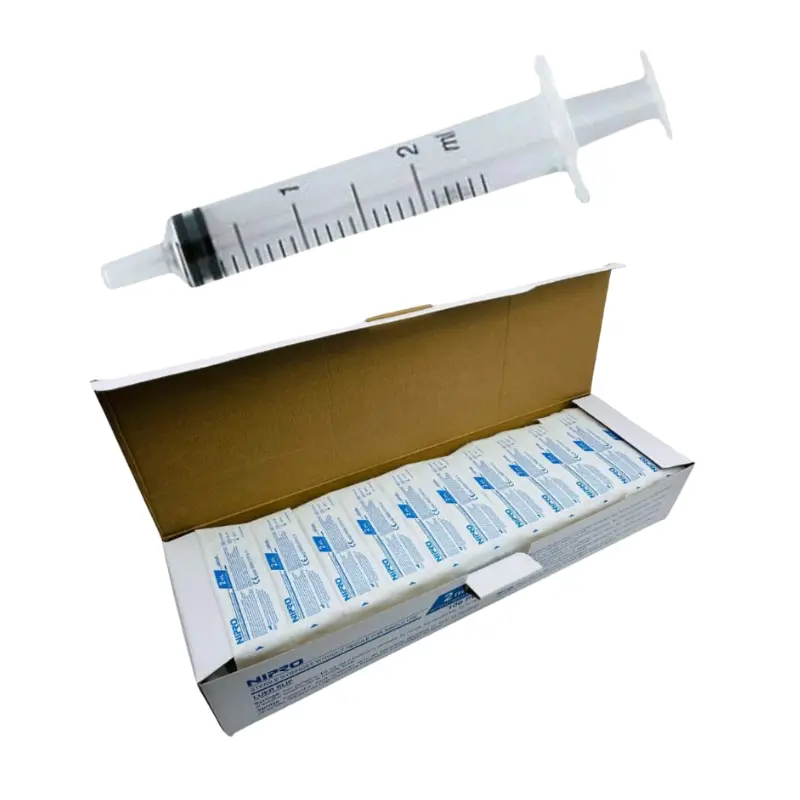 Caja abierta de jeringas Nipro de 2 ml sin aguja con envases individuales esterilizados y una unidad suelta encima.