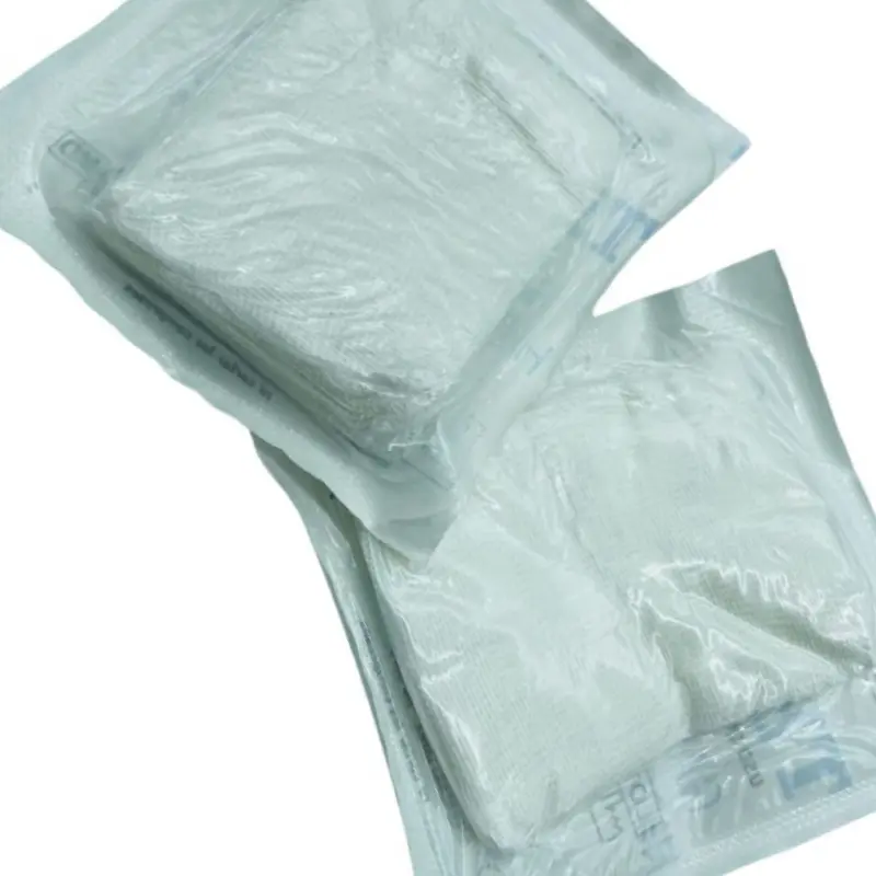 Dos sobres individuales de gasa de algodón estéril transparente con contenido blanco en su interior sobre fondo blanco.