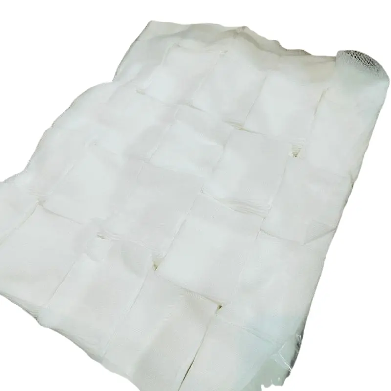 Bolsa de plástico transparente conteniendo apósitos de tela sin tejer no estéril Texpol doblados en formato cuadrado.