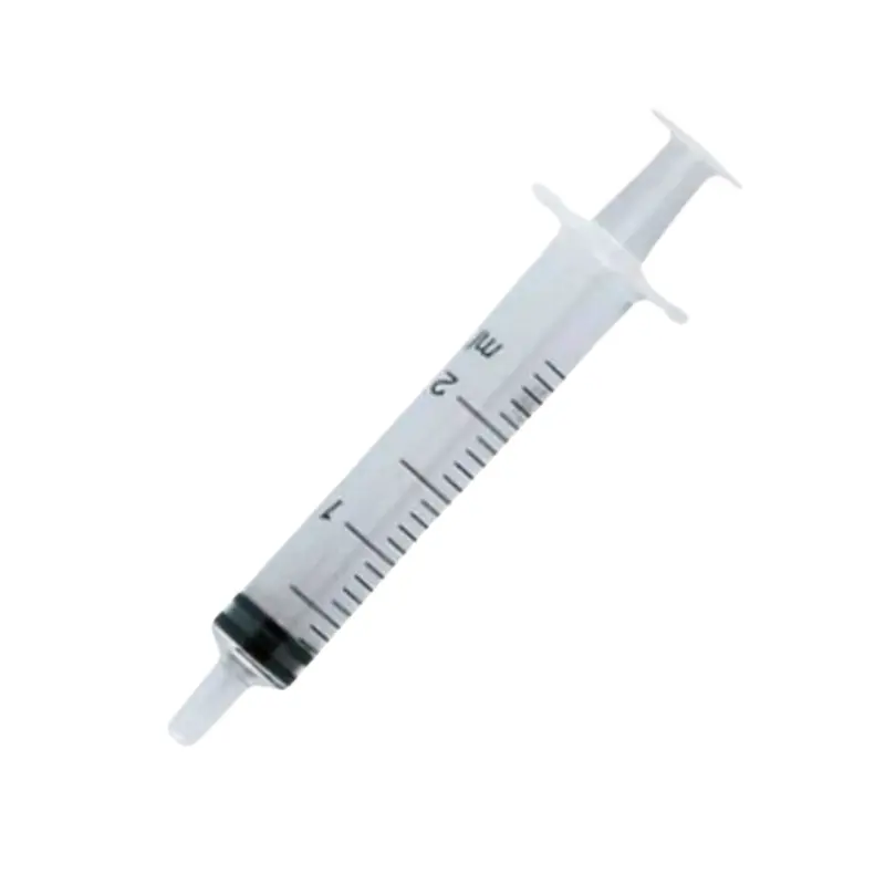 Jeringa médica de 3 cuerpos de 2 ml con cono Luer concéntrico y graduación clara, aislada sobre fondo blanco.
