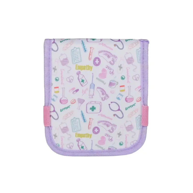 Vista posterior del organizador de bolsillo Care Collection en tono lila con un estampado de iconos sanitarios.