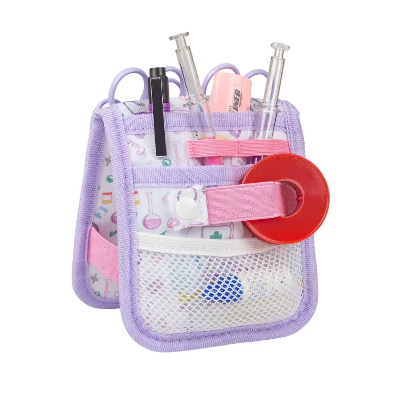 Organizador de bolsillo sanitario Care Collection en color violeta con múltiples compartimentos, instrumental clínico y cinta adhesiva roja.