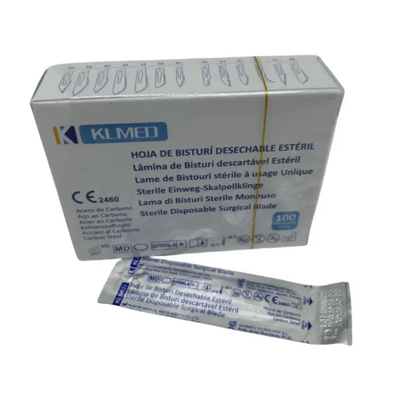 Caja de cartón de hojas de bisturí desechables estériles KLMED No. 11 junto a un sobre de aluminio individual sobre fondo blanco.