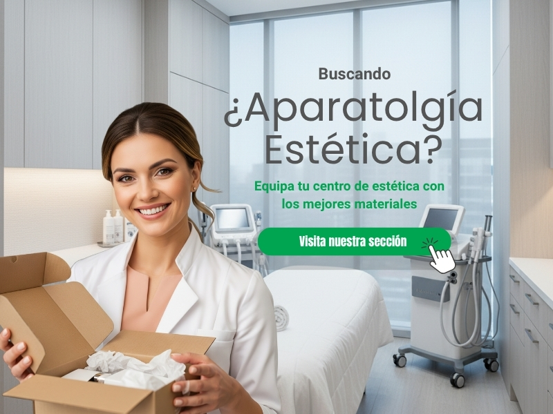 Mujer profesional en bata blanca abriendo caja con aparatos de estética en clínica moderna
