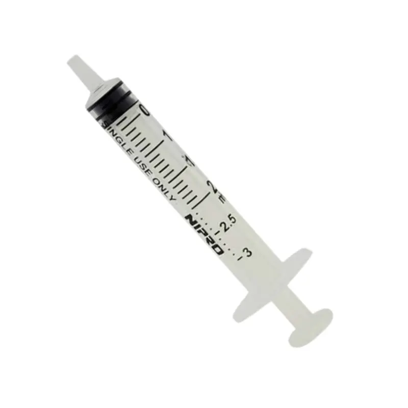 Jeringa médica transparente de 3 cuerpos Nipro con conector Luer Lock y graduación de 2 ml sobre fondo blanco.
