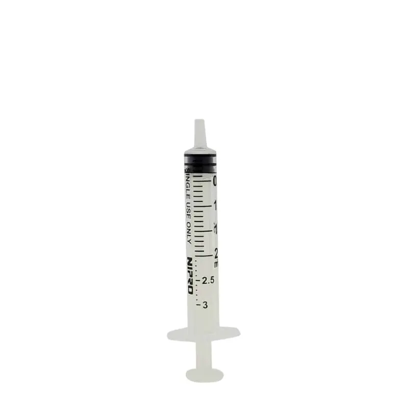 Jeringa médica transparente de 3 cuerpos Nipro con conector Luer Lock y graduación de 2 ml sobre fondo blanco.