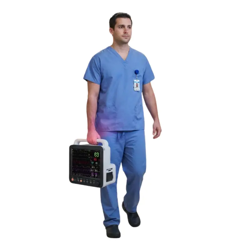 Personal sanitario con pijama azul transporta el monitor K12 de 12 pulgadas sujetándolo por su asa superior.