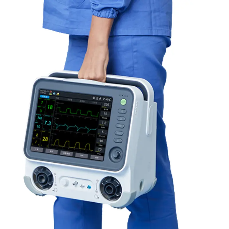 Personal sanitario con pijama azul sujeta y transporta el respirador ventilador para UCI T6 por su asa superior.