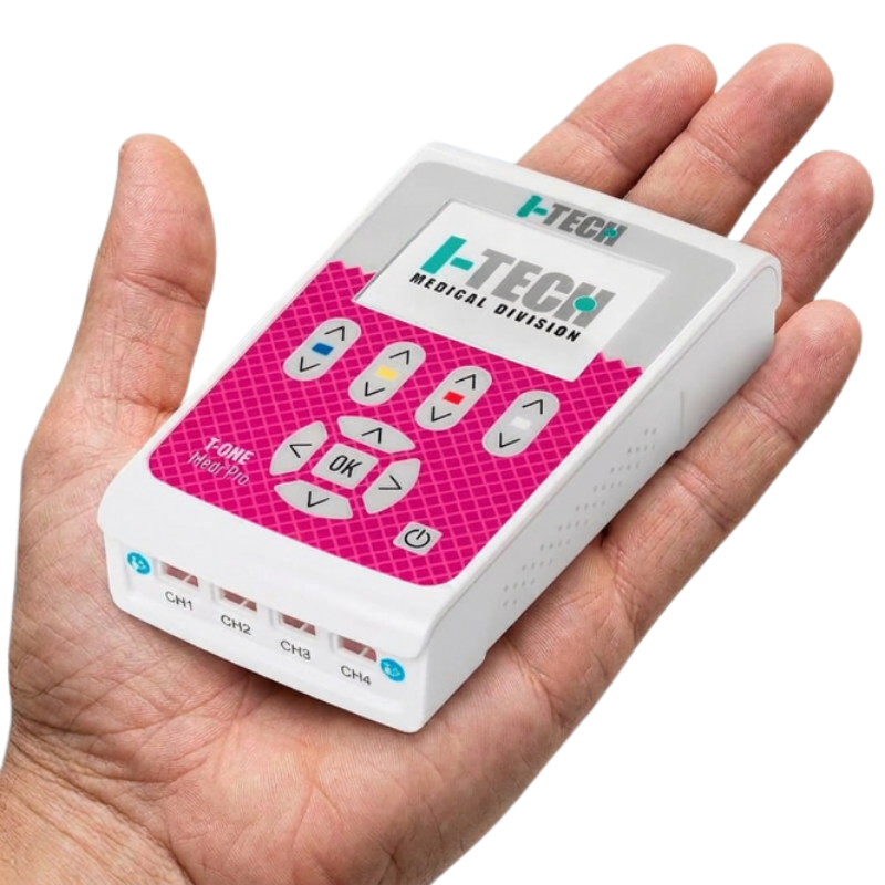 Electroestimulador portátil T-ONE MEDI PRO con carcasa fucsia sostenido en la palma de una mano sobre fondo blanco.