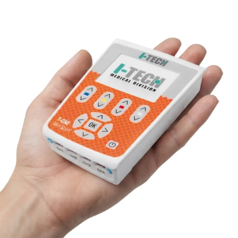 Dispositivo de electroestimulación portátil T-ONE MEDI SPORT sostenido en la palma de una mano sobre fondo blanco.
