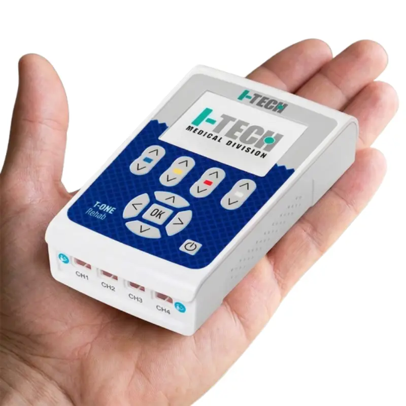 Electroestimulador portátil T-ONE REHAB de color azul sostenido en la palma de una mano sobre fondo blanco.
