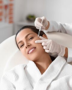 Tratamiento de mesoterapia facial con aguja de alta precisión en clínica de estética.