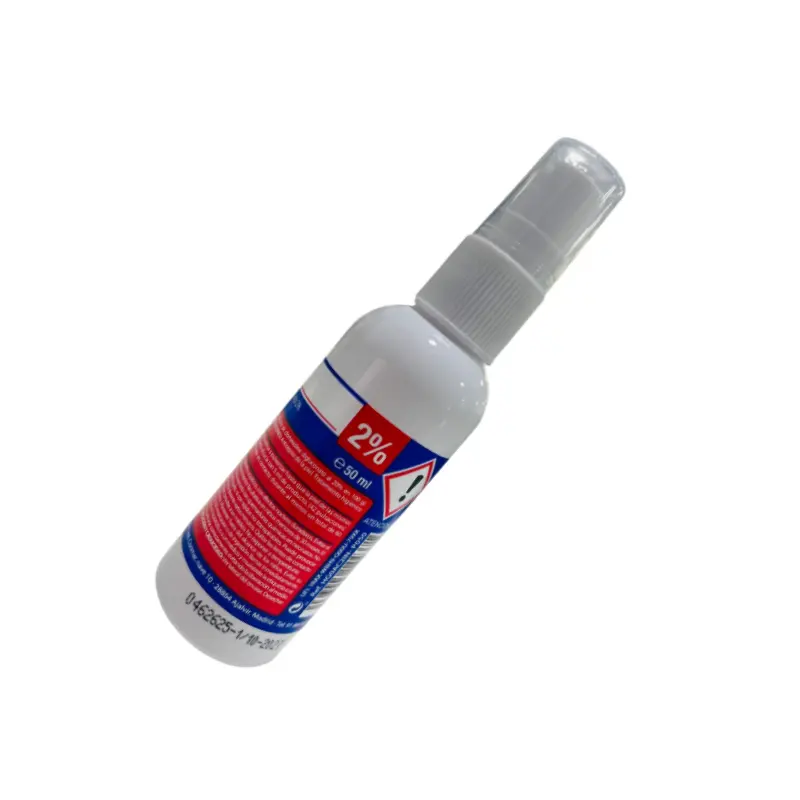 Frasco pulverizador blanco de Desinclor clorhexidina acuosa al 2% de 50 ml colocado en diagonal sobre fondo blanco.