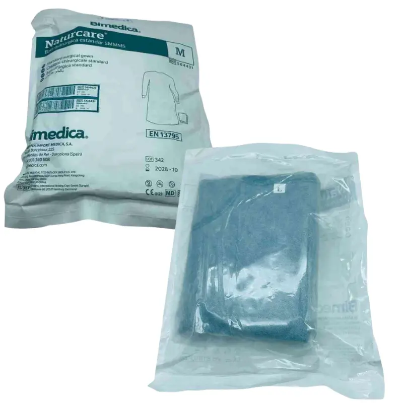 Envase de esterilización y bolsa transparente con bata quirúrgica estéril estándar de Bimedica sobre fondo blanco.