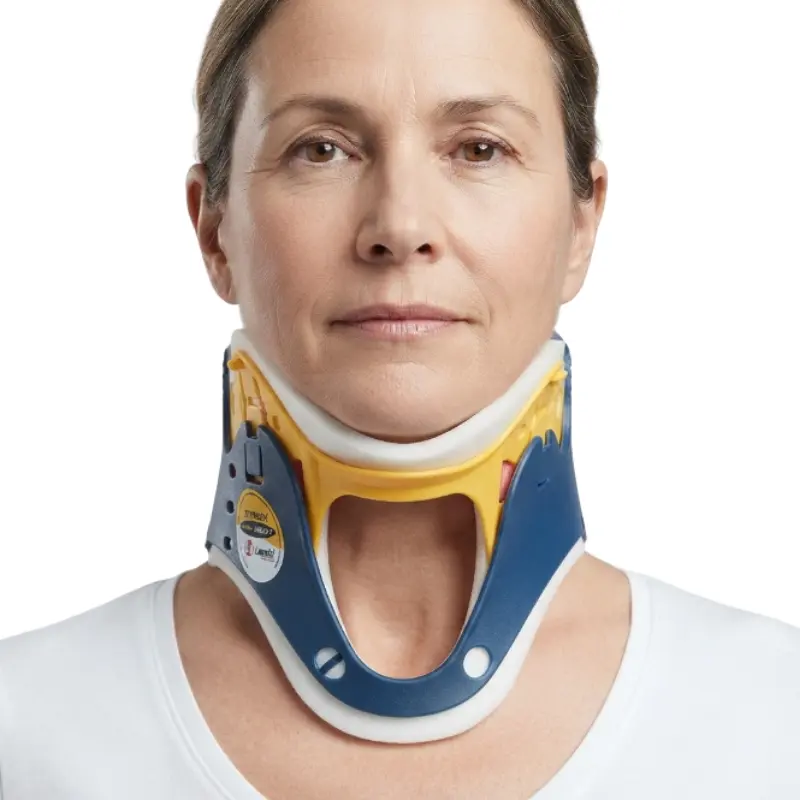 Mujer adulta con el rostro despejado portando un collarín cervical rígido Stifneck ajustable de colores azul y amarillo.