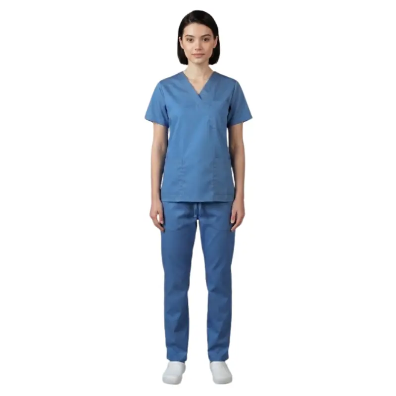 Mujer de pie con un conjunto sanitario unisex en color azul y talla XS formado por casaca de manga corta y pantalón.