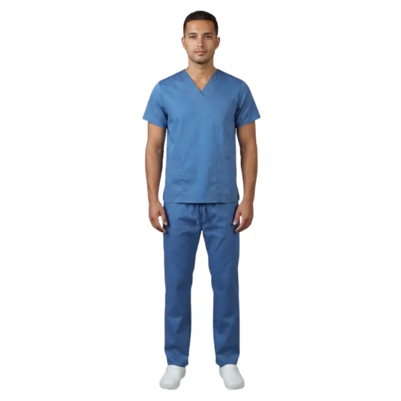 Modelo masculino de pie vistiendo el conjunto sanitario unisex en color azul y talla XXL formado por casaca y pantalón.