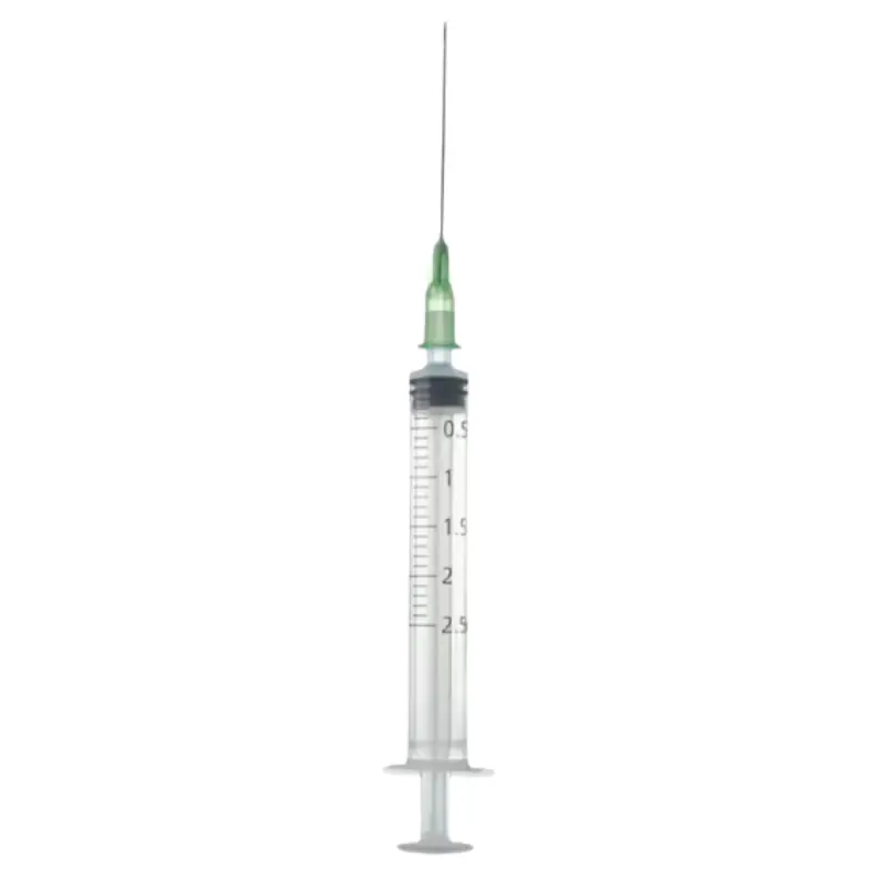 Jeringa transparente de 3 piezas y 2,5 ml con aguja fina de cono verde dispuesta verticalmente sobre fondo blanco.