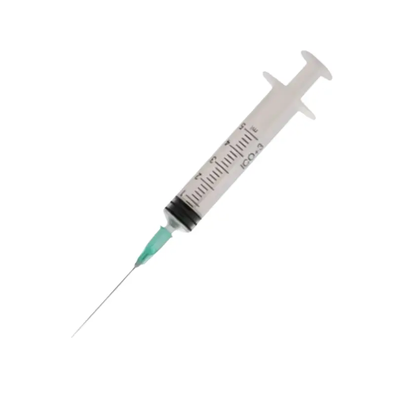 Jeringa de 3 piezas de 5 ml con aguja verde ICOplus3 colocada en diagonal sobre un fondo blanco.