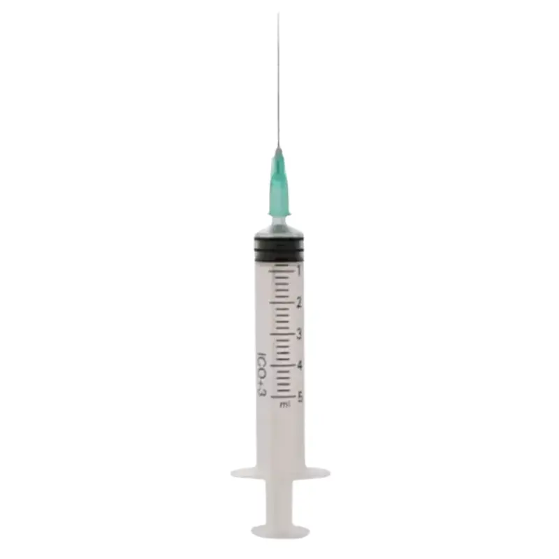 Jeringa de 3 piezas de 5 ml con aguja verde ICOplus3 dispuesta en vertical sobre fondo blanco.