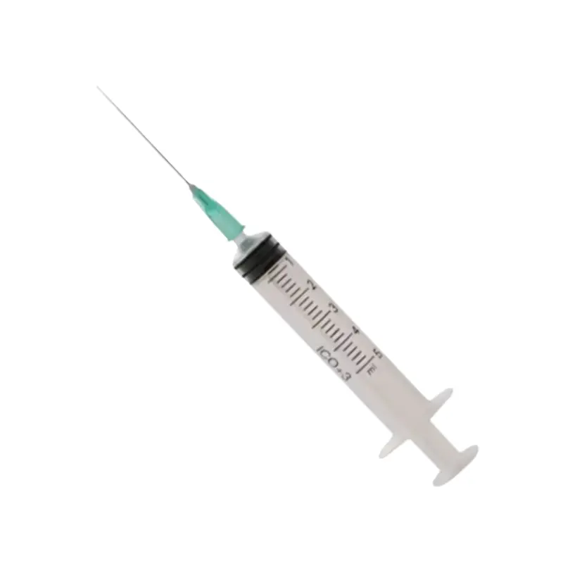 Jeringa de 3 piezas de 5 ml con aguja verde ICOplus3 colocada en diagonal sobre un fondo blanco.