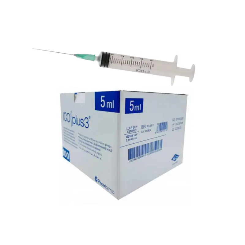 Caja de jeringas de 3 piezas ICOplus3 junto a una jeringa montada con aguja verde sobre fondo blanco.