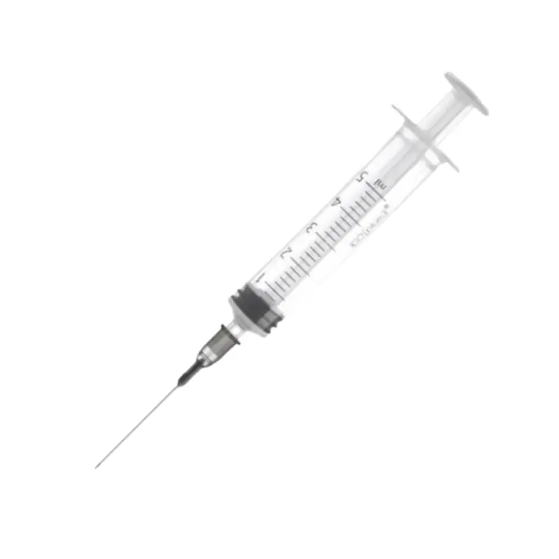 Jeringa de 3 piezas ICOplus3 de 5 ml con aguja fina inclinada sobre fondo blanco.